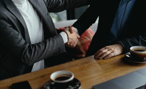 Jak skutecznie negocjować umowy? Praktyczne porady dla firm