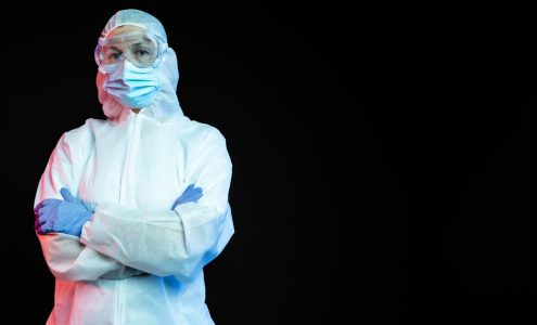 Jak wybrać odpowiednią odzież ochronną dla mężczyzn, pracujących w branży medycznej, kosmetycznej i chemicznej?