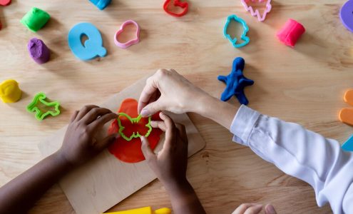 Jak metoda Montessori wspiera samodzielne odkrywanie świata przez dzieci w żłobku