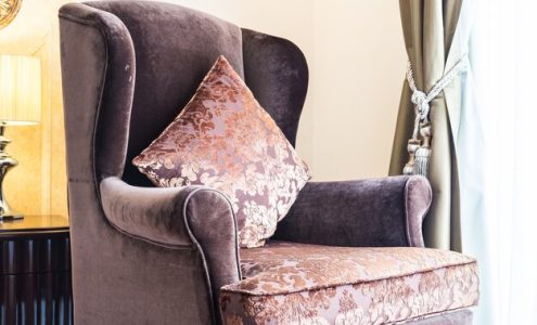 Jak wybrać komfortowy i efektownie wykończony fotel do salonu – porady i sugestie