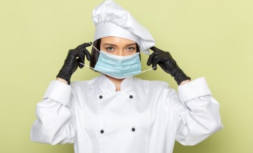 Jak wybrać odpowiednie jednorazowe akcesoria ochronne dla personelu gastronomicznego?