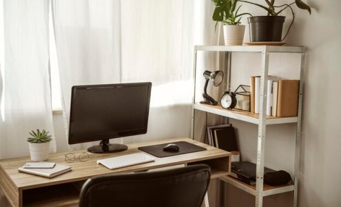 Jak stworzyć funkcjonalne i estetyczne miejsce pracy w domu
