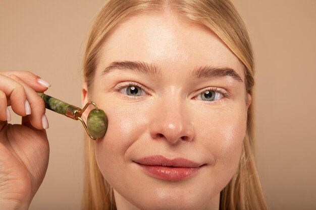 Jak skutecznie nawilżać skórę twarzy za pomocą serum z peptydami?