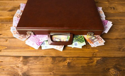 Jak bezpiecznie przesyłać pieniądze do Polski? Przewodnik po usługach ekspresowych VarsoviaFX