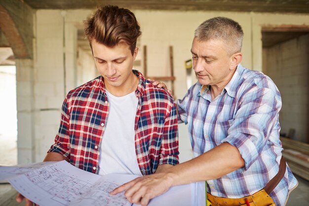 Jak wybrać odpowiednie materiały budowlane z pomocą ekspertów?